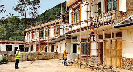 宜賓興文縣石海旅游公路沿線風貌改造工程接近完工，房屋建筑工程施工成果顯著